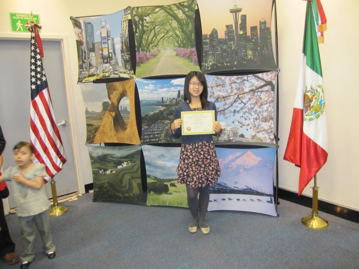 Alumna recibiendo reconocimiento en la Embajada de EEUU en México